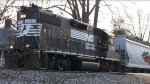 NS 5122 / GP38-2 a "High-Hood" leading with the long hood